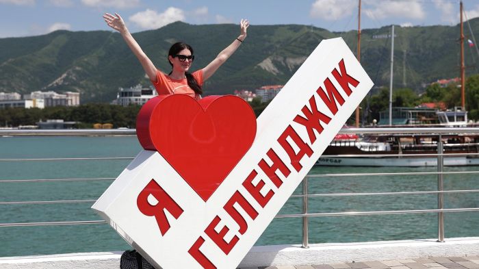 Девушка на набережной Геленджика