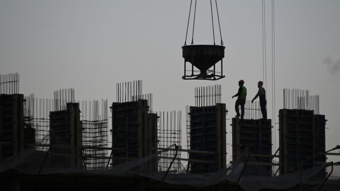 Рабочие на строительство одного из зданий жилого комплекса